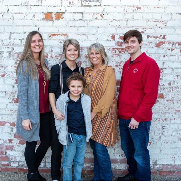 Meet your Posher, Lorie - Picture 2 of 3